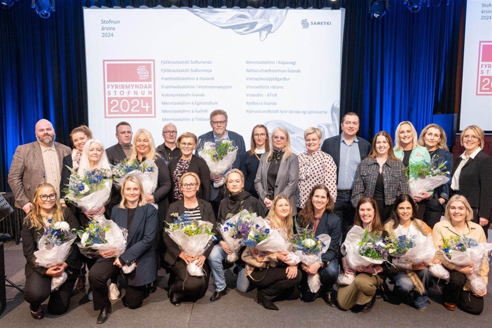 Mynd af þeim aðilum sem tóku við viðurkenningum fyrir fyrirmyndarstofnanir 2024. Árni Ólason skólame…