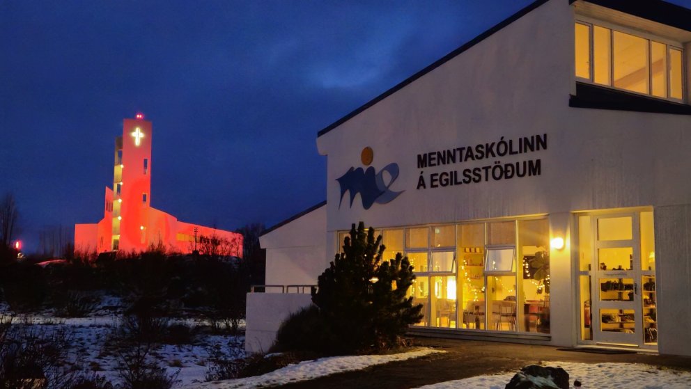 Menntaskólinn og Egilsstaðakirkja í vetrarbúningi