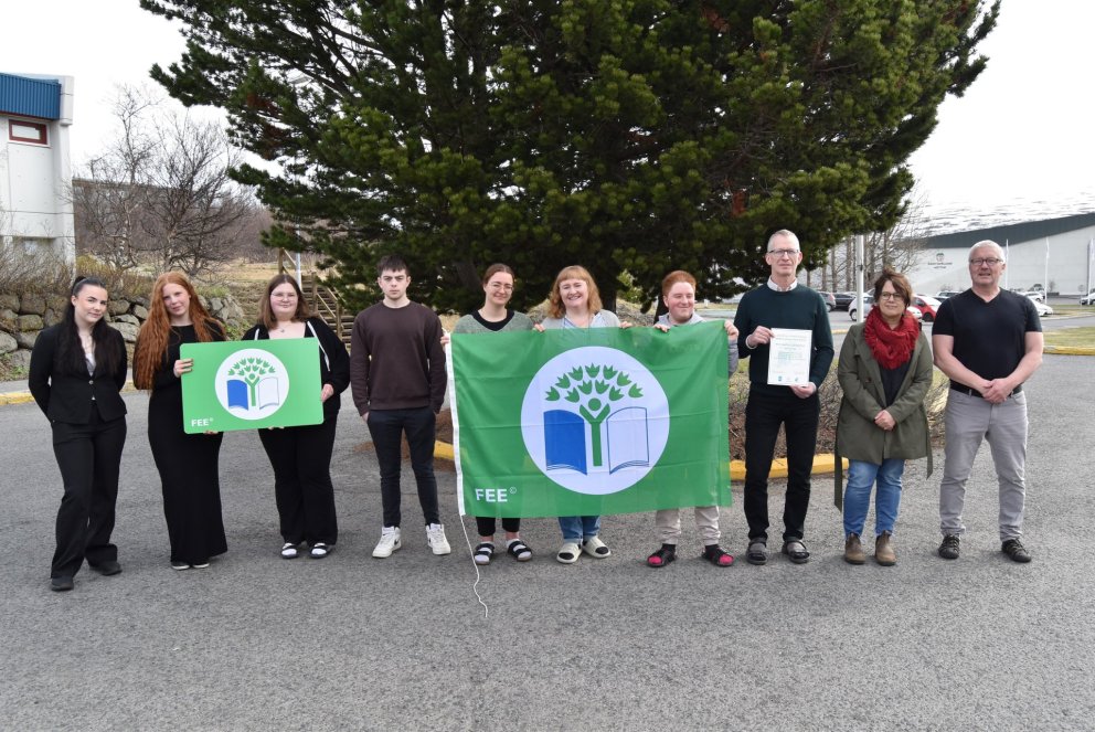 Grænfáninn dreginn að húni við ME