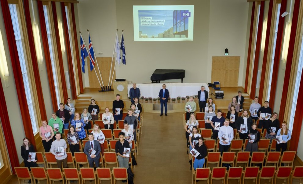Brautskráðir ME-ingar hlutu styrk úr Afreks- og hvatningarsjóði stúdenta HÍ