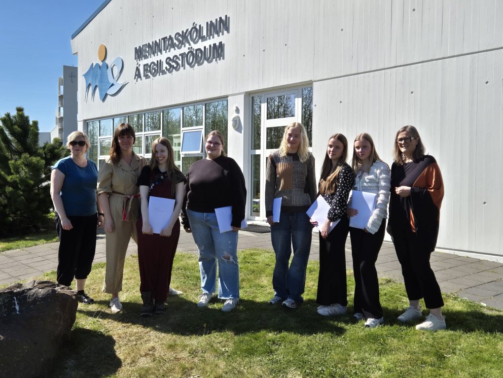 Útskriftarefni af listnámsbraut ásamt fulltrúum Haukssjóðs og kennslustjóra listnámsbrautar