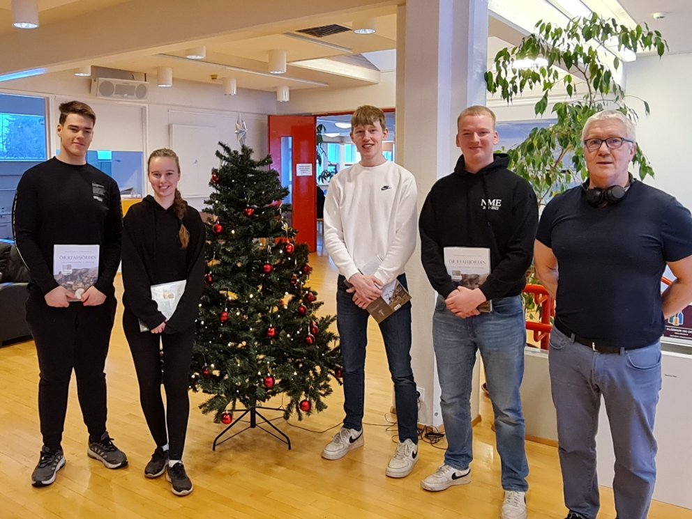 Viðurkenning fyrir félagsstörf í þágu NME og nemenda allra.
Frá vinstri: Steinar Bragi, María, Pálm…