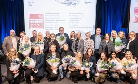 Mynd af þeim aðilum sem tóku við viðurkenningum fyrir fyrirmyndarstofnanir 2024. Árni Ólason skólame…
