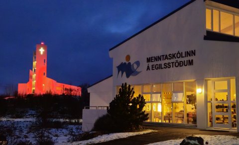 Menntaskólinn og Egilsstaðakirkja í vetrarbúningi