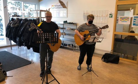 Spilað og sungið í Gleðiviku