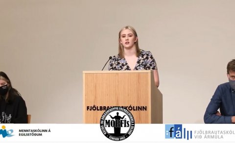 Elísabeth í pontu í Morfís keppni kvöldsins