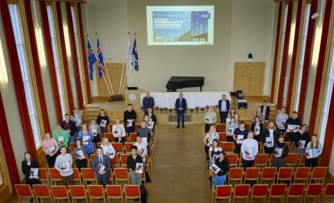 Brautskráðir ME-ingar hlutu styrk úr Afreks- og hvatningarsjóði stúdenta HÍ