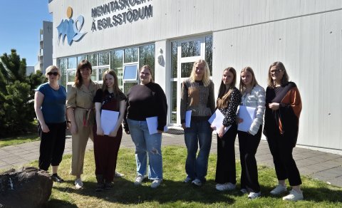 Útskriftarefni af listnámsbraut ásamt fulltrúum Haukssjóðs og kennslustjóra listnámsbrautar