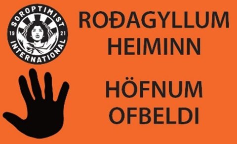 Roðagylltur fáni dreginn að húni við ME