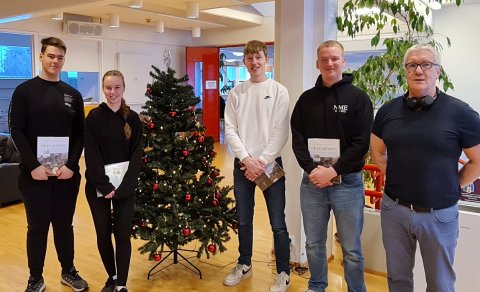 Viðurkenning fyrir félagsstörf í þágu NME og nemenda allra.
Frá vinstri: Steinar Bragi, María, Pálm…